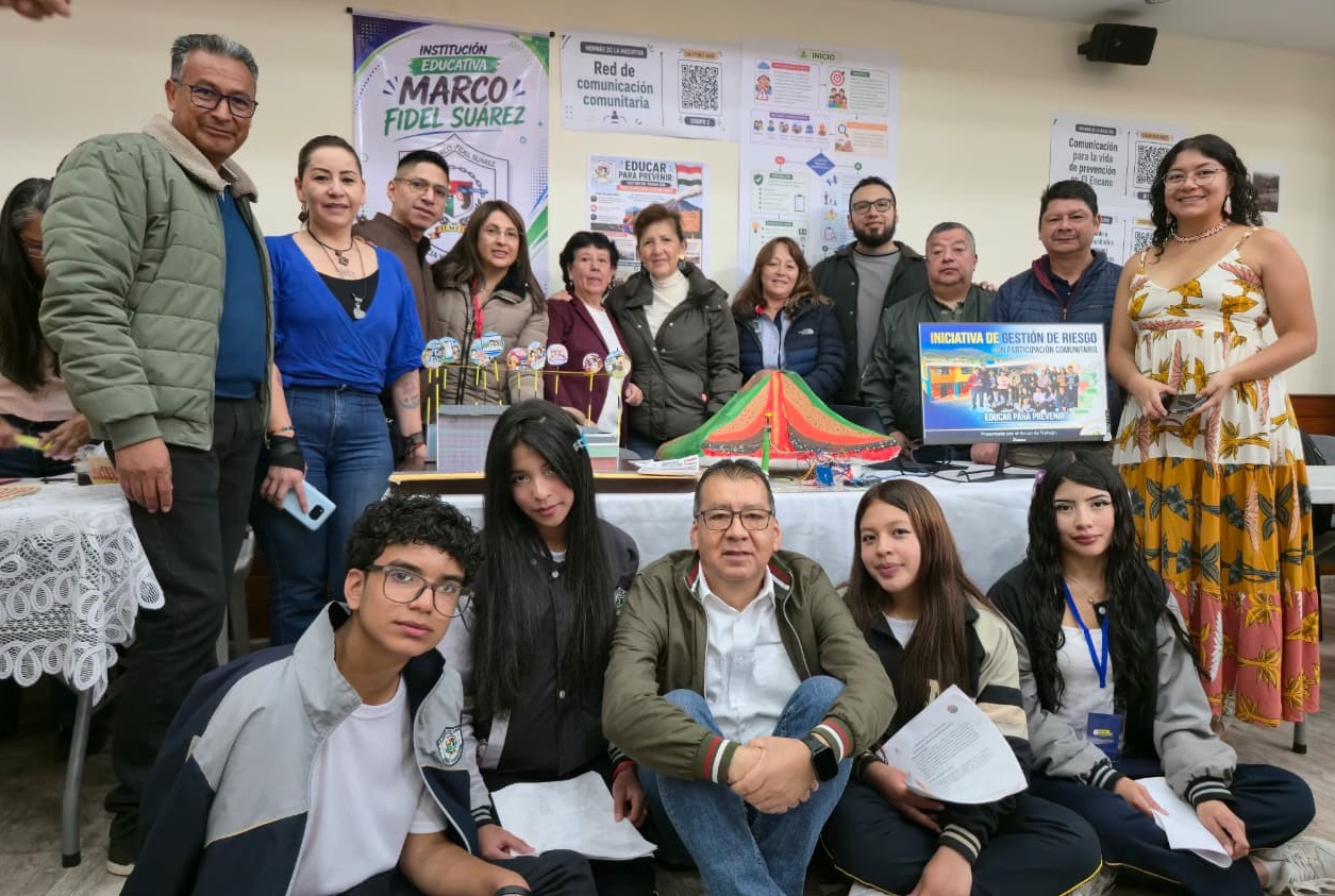 En la imagen aparecen integrantes de la comunidad educativa y equipo acompañante del proceso: Edgar López, Karina Moncayo, Wilmer de la Cruz, Milena Pantoja, Alicia Arturo, Betty Yela, Yaqueline Delgado, Duván Muñoz, Héctor Cerón, Óscar Ortiz, Valen Mesías, Ángel Muñoz, Dariangelis Castillo, Cristian Quintero, Danna España y Karol Benavides.