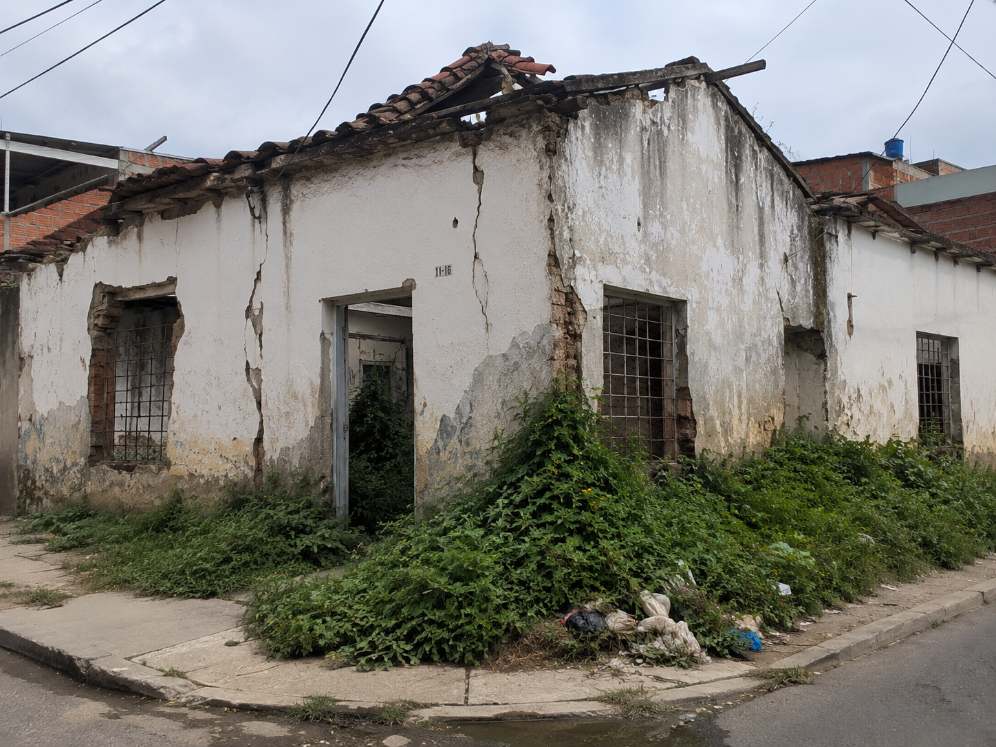 Denuncian abandono de vivienda que genera riesgo en El Cerrito