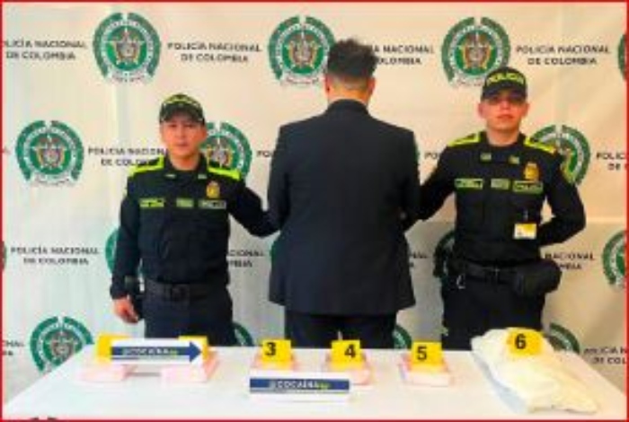 VIDEO Cayó ‘falso piloto’, en el Aeropueto El Dorado:  Intentó viajar a España con 10 kilos de cocaína