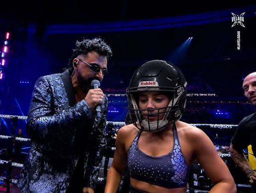 El casco de Roro en la velada y la controversia al respecto