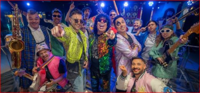 Los Caligaris y La Mona Jiménez reversionan el clásico de la banda ‘Todos locos’