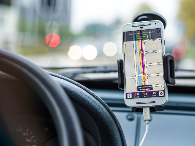 Conductor utiliza un soporte para celular con una aplicación de navegación sin manipular el dispositivo mientras conduce.