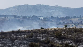 Infierno en el norte de Madrid: un voraz incendio devora 32.000 hectáreas y fuerza la evacuación de más de 1.000 vecinos