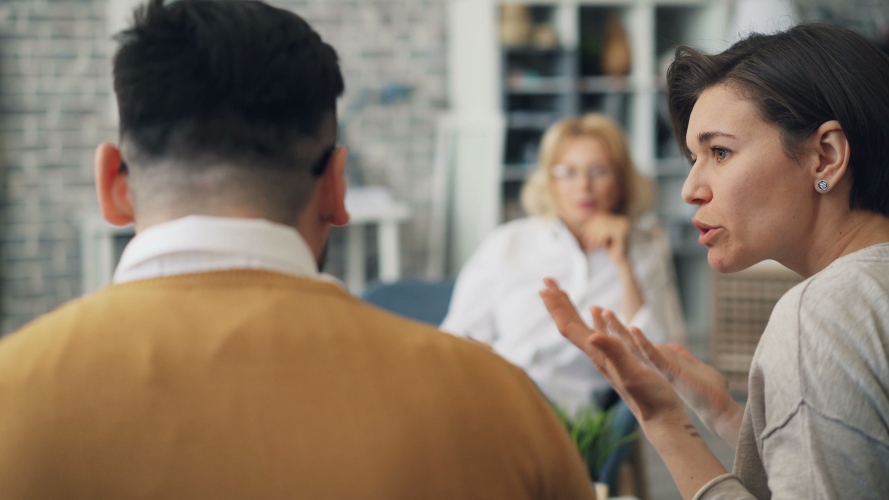 Dos personas conversan con empatía y confianza para fortalecer sus relaciones personales y su bienestar emocional.