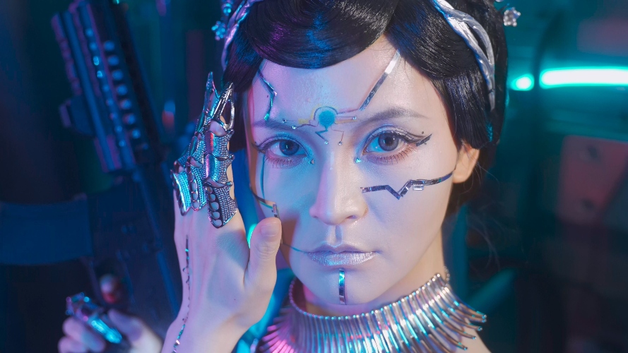 Robot humanoide realista de tamaño humano interactuando con una persona durante una demostración tecnológica en 2026.