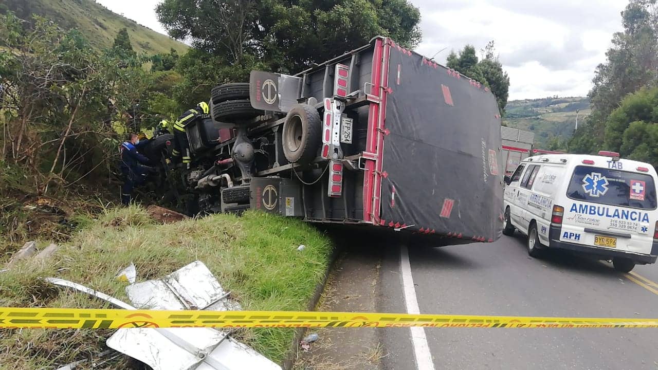 Camión se volcó en la vía Pasto–Ipiales tras presunta falla en los frenos