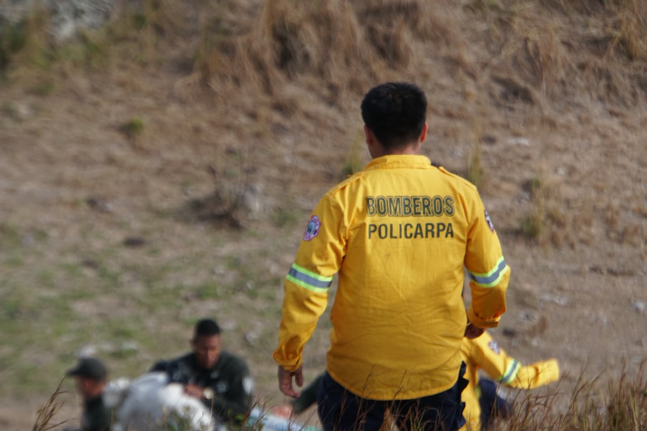 Operación aérea y terrestre logró control parcial del incendio forestal en el cerro Aminda