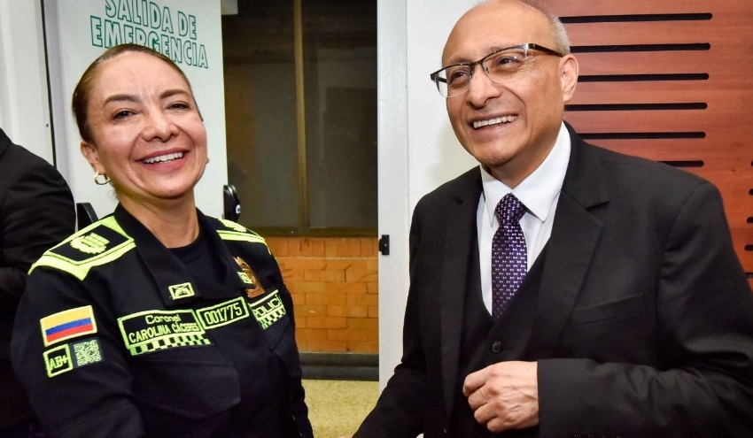 El alcalde Nicolás Toro y Andrea Cáceres, nueva comandante de la Policía Metropolitana de Pasto, sellaron con un saludo protocolario la alianza institucional.
