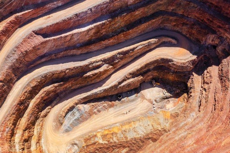 La transición energética pone al mundo contra reloj: cobre y litio enfrentan una demanda histórica