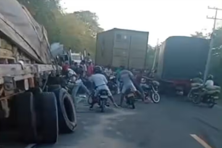 Video: decenas de personas arrasaron con carga de cemento tras accidente en La Cordialidad