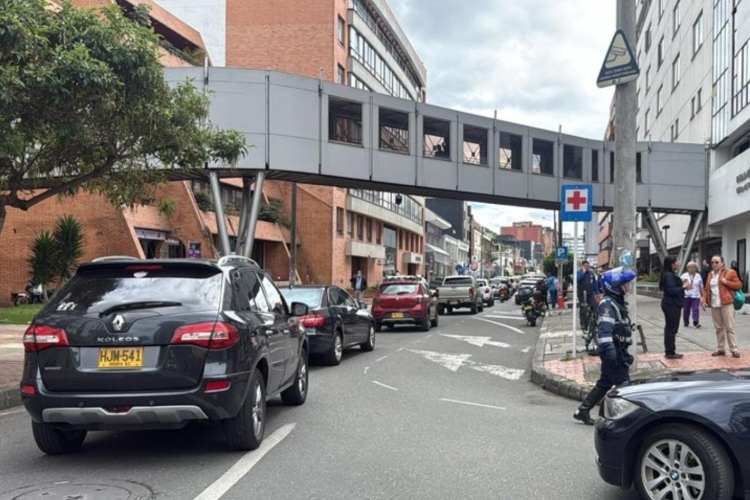 Movilidad Urbana: Conductor enfrenta sanciones tras invadir un puente peatonal en Bogotá