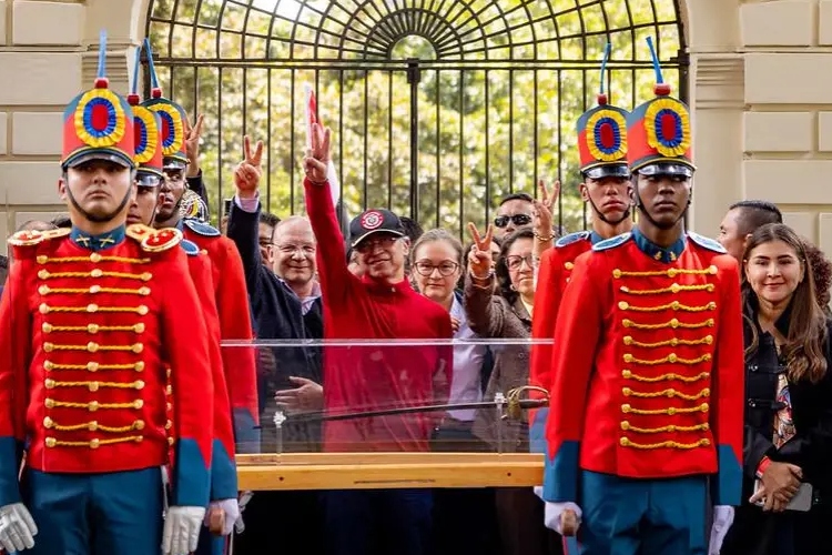 Espada de Bolívar regresa a la Quinta de Bolívar tras cuatro años en la Presidencia