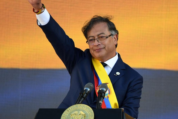 Denuncia contra Carlos Alonso Lucio sacude el empalme entre Petro y el nuevo gobierno