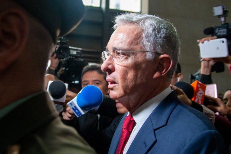 Uribe indagatoria reabre debate sobre paramilitarismo en Colombia