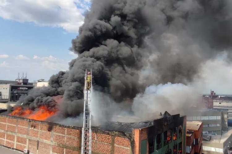 Columna de humo alarma a Cali: incendio en Porvenir moviliza a bomberos