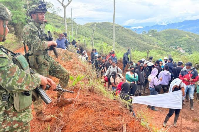 Asonadas dificultan operaciones militares contra las disidencias de las Farc
