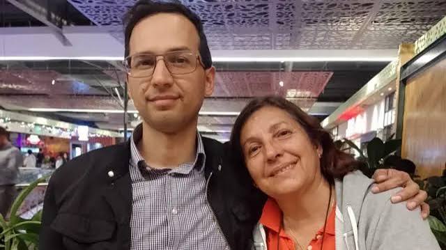 Bombero colombiano busca entre los escombros el cuerpo de su madre tras la tragedia en Venezuela