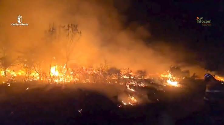 Incendio forestal al norte de Madrid obliga a evacuar a 1.200 personas y empaña las celebraciones en España