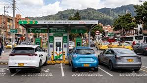 Bogotá mantiene solo 15 puntos de carga públicos para cerca de 120.000 vehículos eléctricos