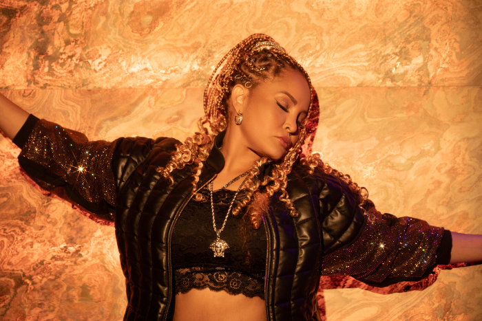 Amneliz apuesta al empoderamiento femenino con «Na de Na», un himno para encender las discotecas.