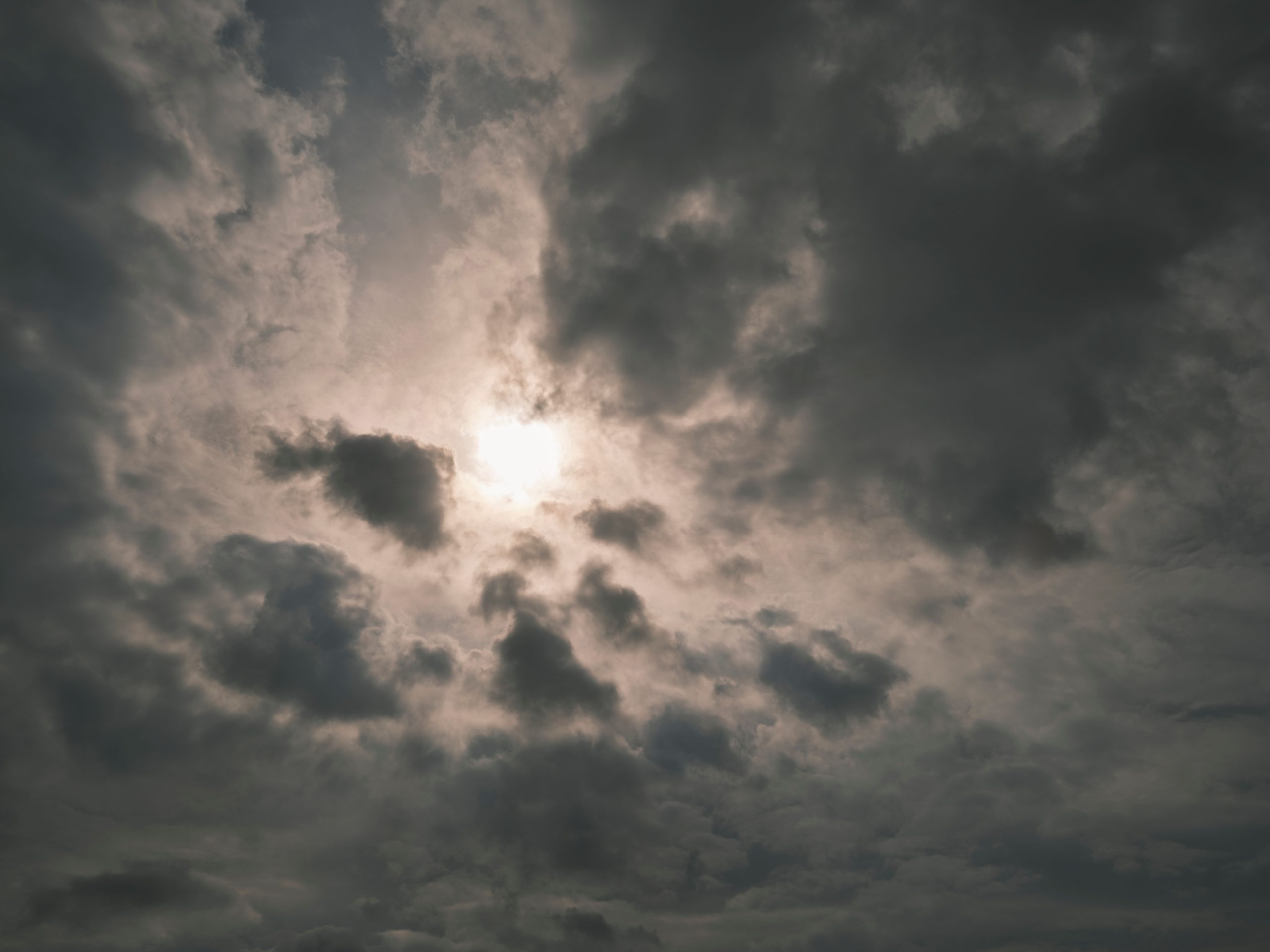 Una tormenta solar de gran intensidad mantiene en alerta a científicos: así podría afectar las comunicaciones y la tecnología en la Tierra