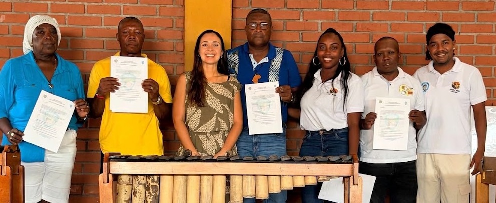 En la imagen, de izquierda a derecha, aparecen Lucía Quiñónez, Luis Mildenero, Ximena Pineda, Pedro Martínez, Diana Pardo, Henry Muñoz y Carlos Castillo, quienes participaron en el acto de entrega de instrumentos tradicionales en Tumaco.