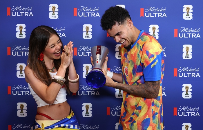 Juliana le entregó el premio a mejor jugador del partido al Luis Díaz