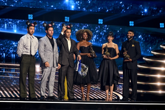 PREMIOS DISNEY LEGENDS 2026- Los Jonas Brothers- Anne Hathaway- Dwayne Johnson- Moana-