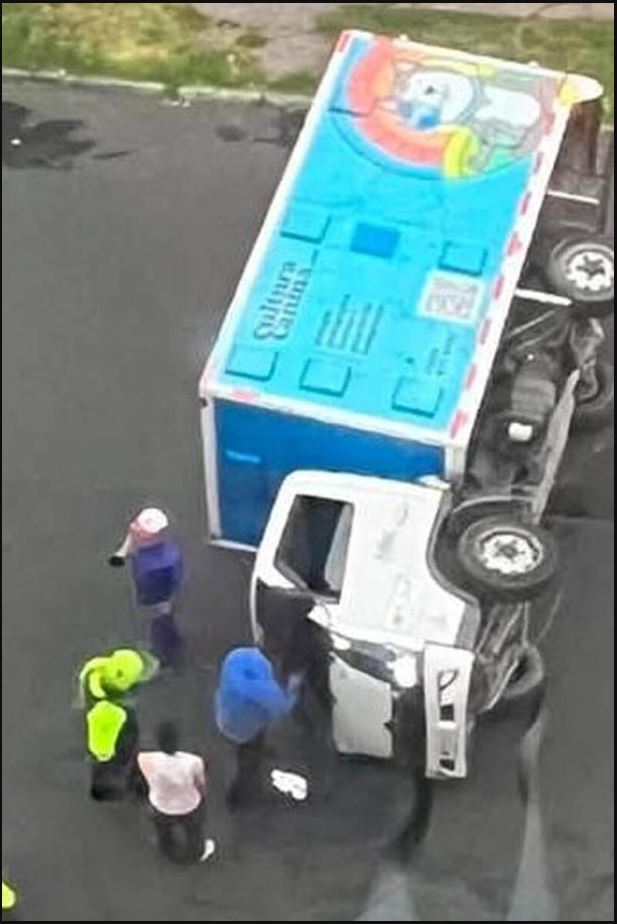 Furgón que transportaba perros terminó volcado tras fuerte accidente en Cedritos, Bogotá
