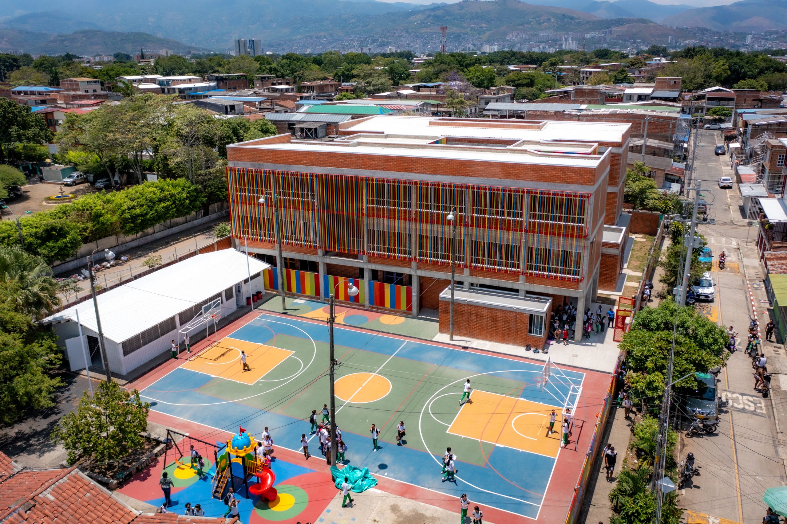 Colegios de Cali regresan tras sismo