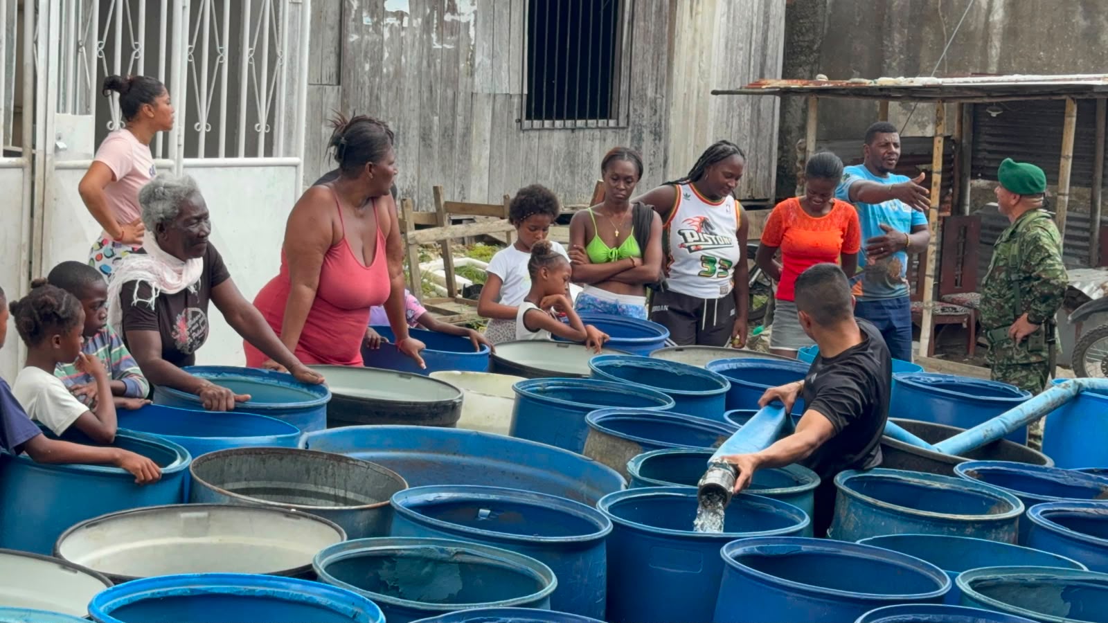 Ejército llevó más de 8.000 litros de agua potable a El Morrito en Tumaco
