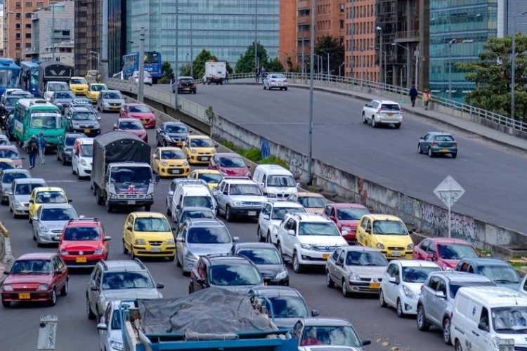 ¿Puede circular hoy? Así queda el Pico y Placa semanal para carros particulares en Bogotá