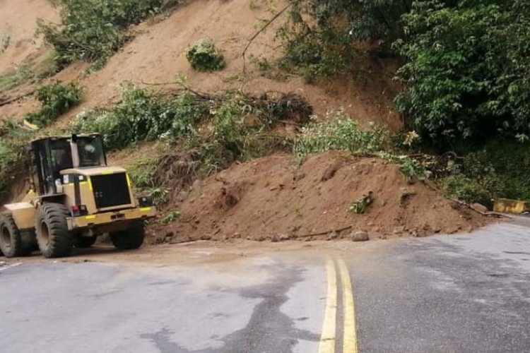 Caos en la vía Cajamarca–Calarcá: deslizamiento provoca largas filas de vehículos