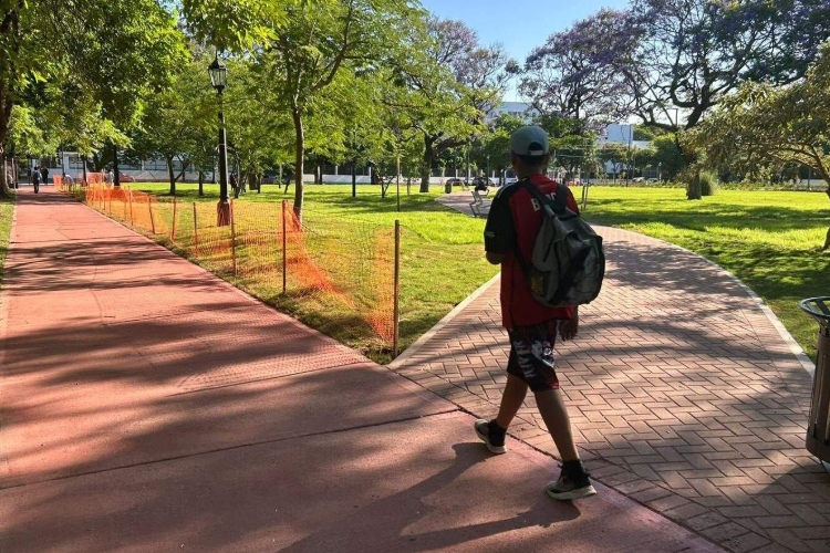 De neumáticos desechados a espacios urbanos: el caucho reciclado gana terreno en Montevideo