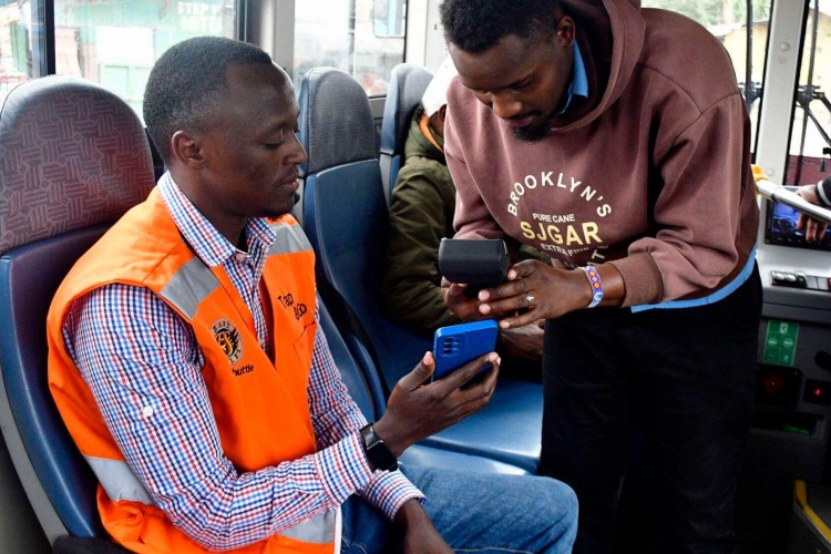 Del efectivo al celular: Nairobi transforma el pago del transporte público