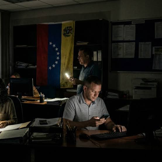 Empleados del sector público en Venezuela trabajarán cuatro horas y media al día por déficit energético