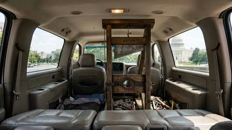 Hombre que llevaba una guillotina en su camioneta fue capturado cerca del Capitolio en Washington D. C.