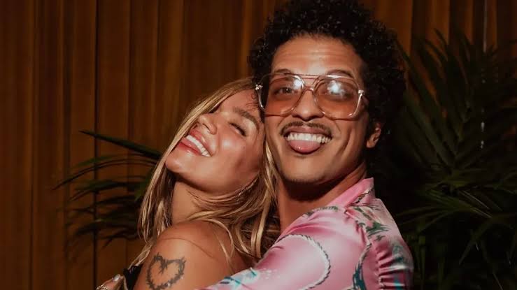 ¿Karol G y Bruno Mars son pareja? Fotos y mensajes disparan rumores entre sus seguidores