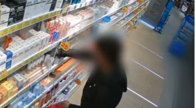 Robaron más de mil productos de una droguería y los encontraron en locales en Plaza España