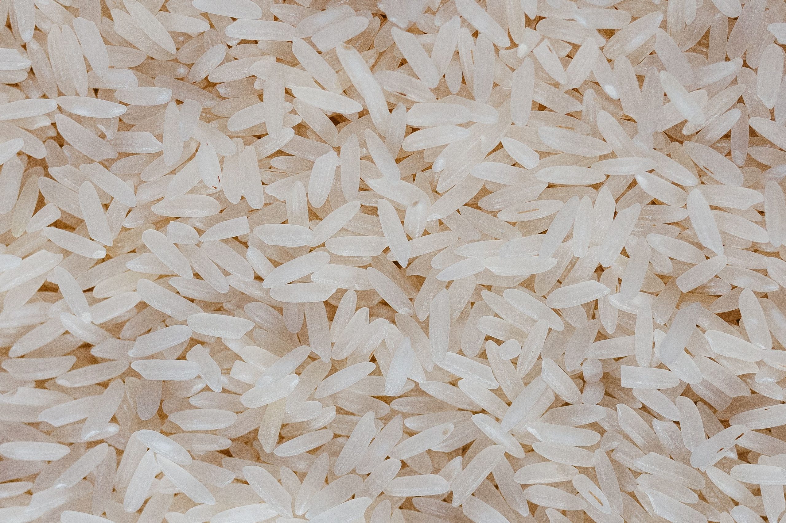 El error que muchos cometen con el arroz después de cocinarlo y que puede convertirlo en un riesgo para la salud