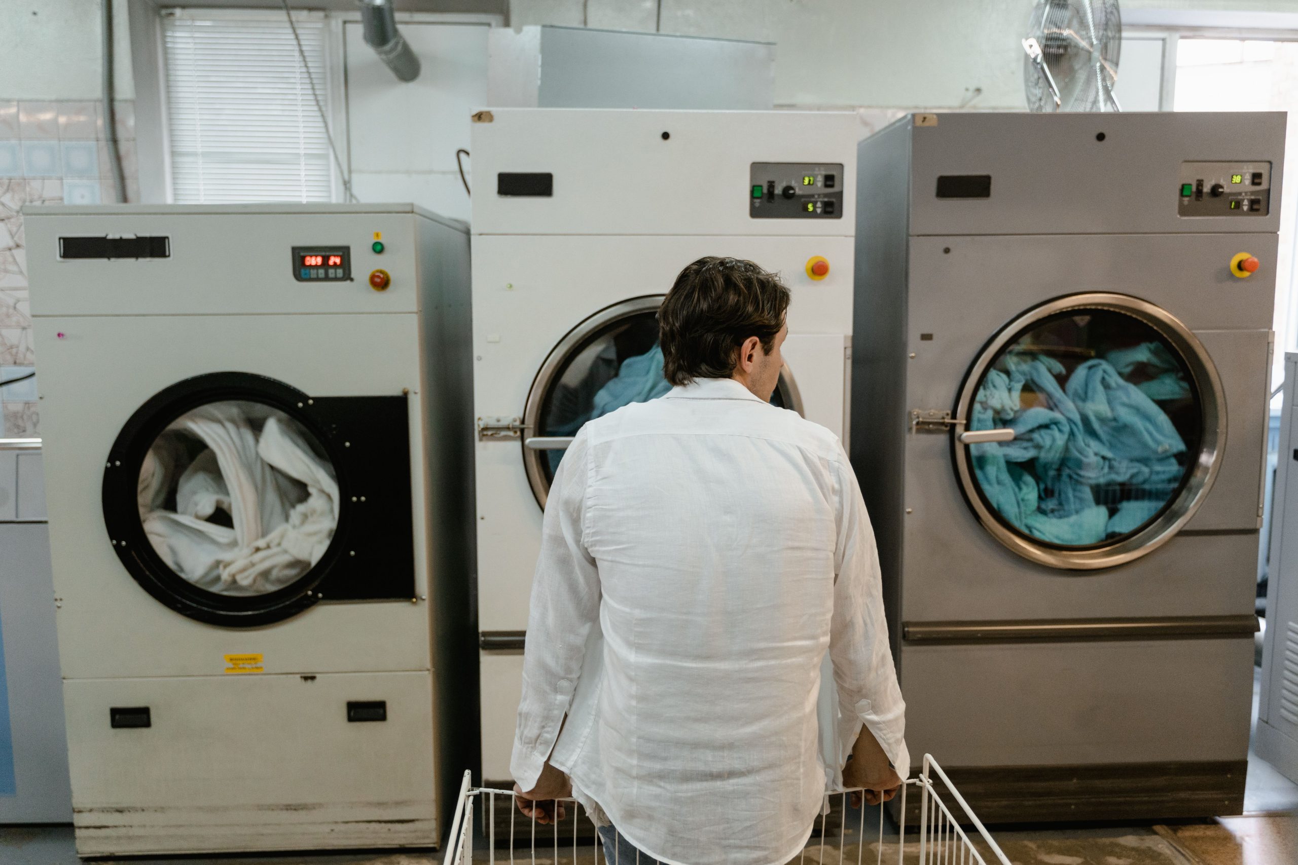 El pequeño detalle de la lavadora que podría estar aumentando su factura de agua y energía sin que lo note