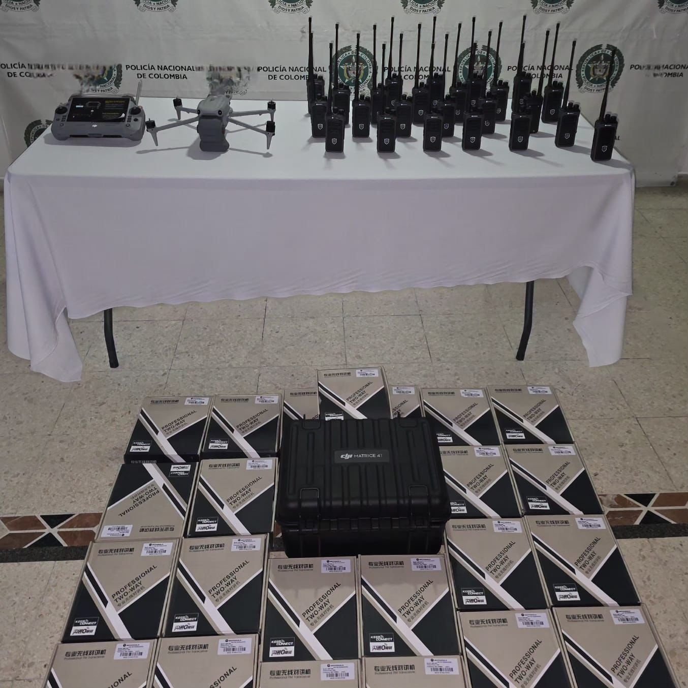 Hallan dron y 24 radios de comunicación que tendrían como destino una estructura armada