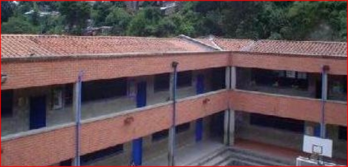 Medellín: Estudiante de 17 años ingresó al plantel portando un arma y se autolesionó