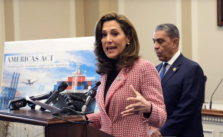María Elvira Salazar, en campaña, se va lanza en ristre contra Trump por deportaciones