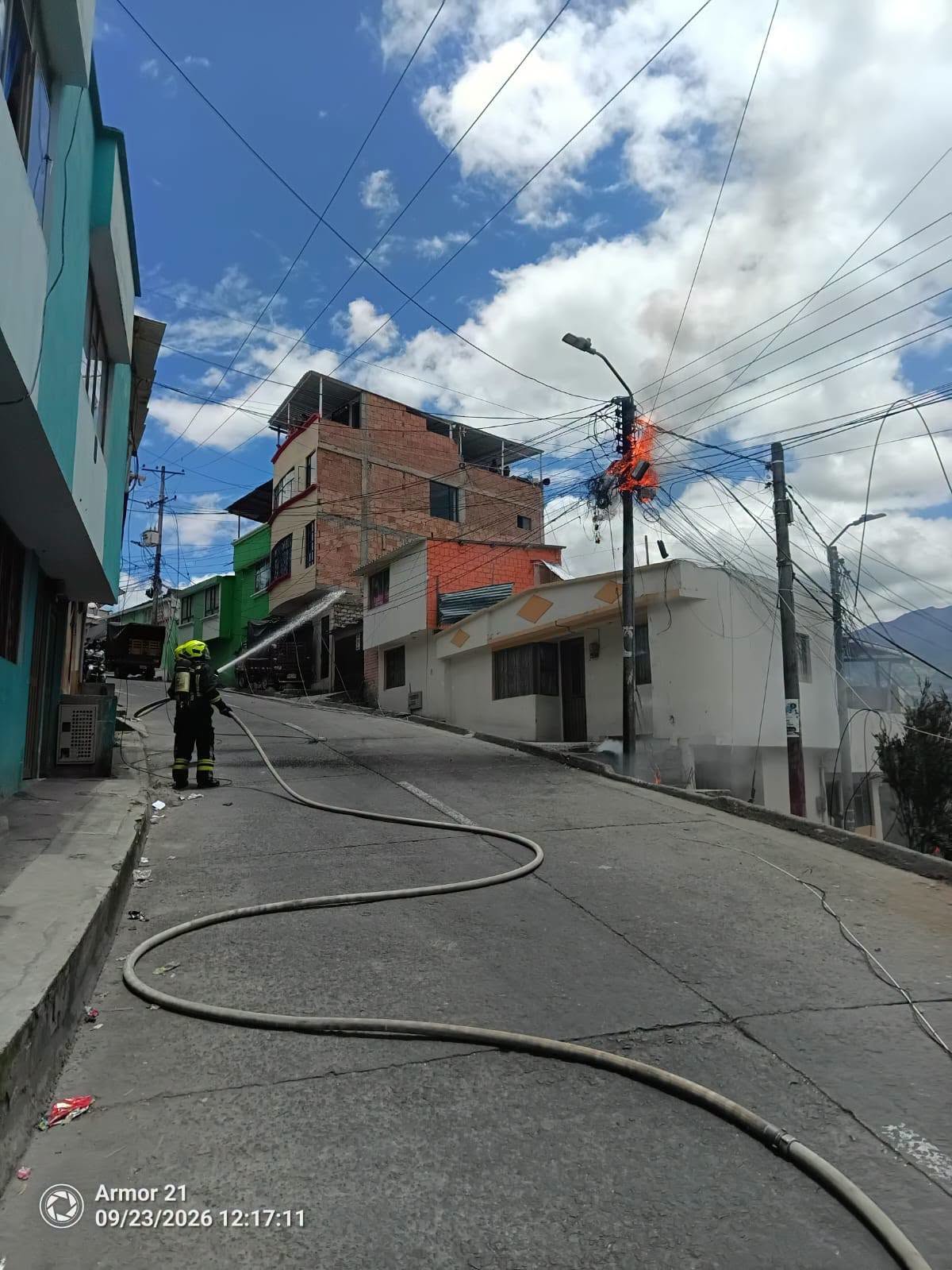 Zeus murió electrocutado tras caer cables energizados sobre una vía de Pasto