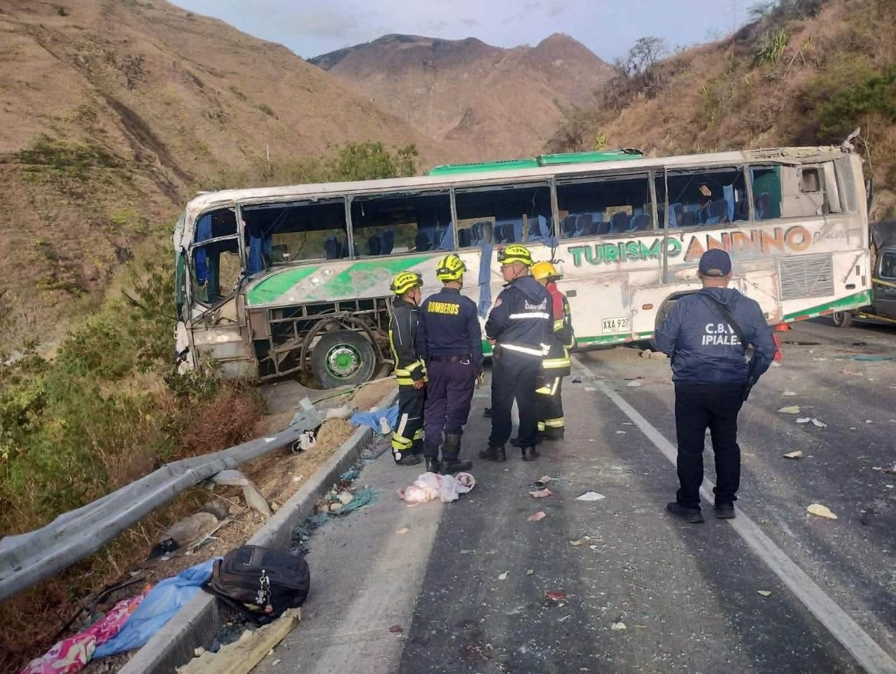 Tragedia en la vía Panamericana: cuatro personas murieron tras volcamiento de bus en Nariño