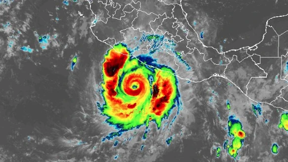 El huracán Polo reduce su fuerza a categoría 4 y sigue su amenazante paso por la costa del Pacífico de México