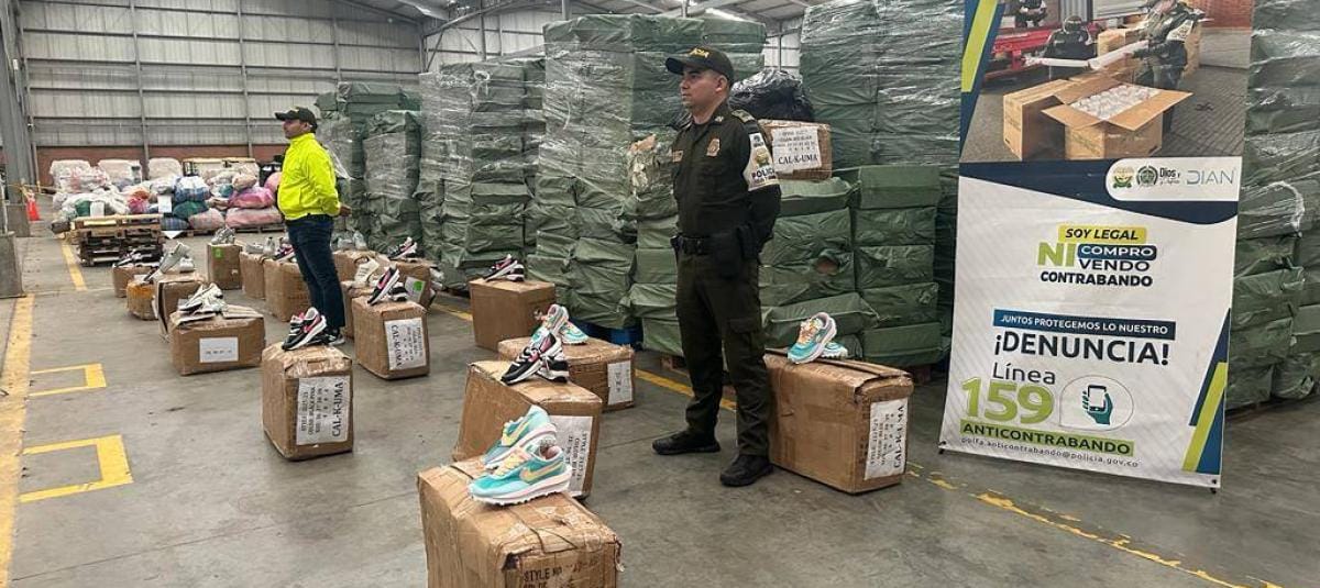 Incautan más de 19.000 pares de zapatos de contrabando en Cali.