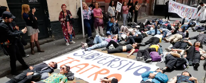 Sector cultural protesta en Bogotá por recortes al Ministerio de las Culturas