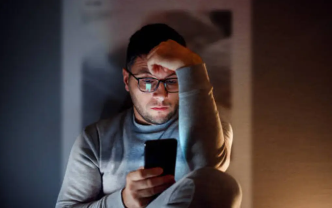 Aburrirse también es salud: qué le pasa al cerebro cuando dejamos el celular y nos permitimos no hacer nada